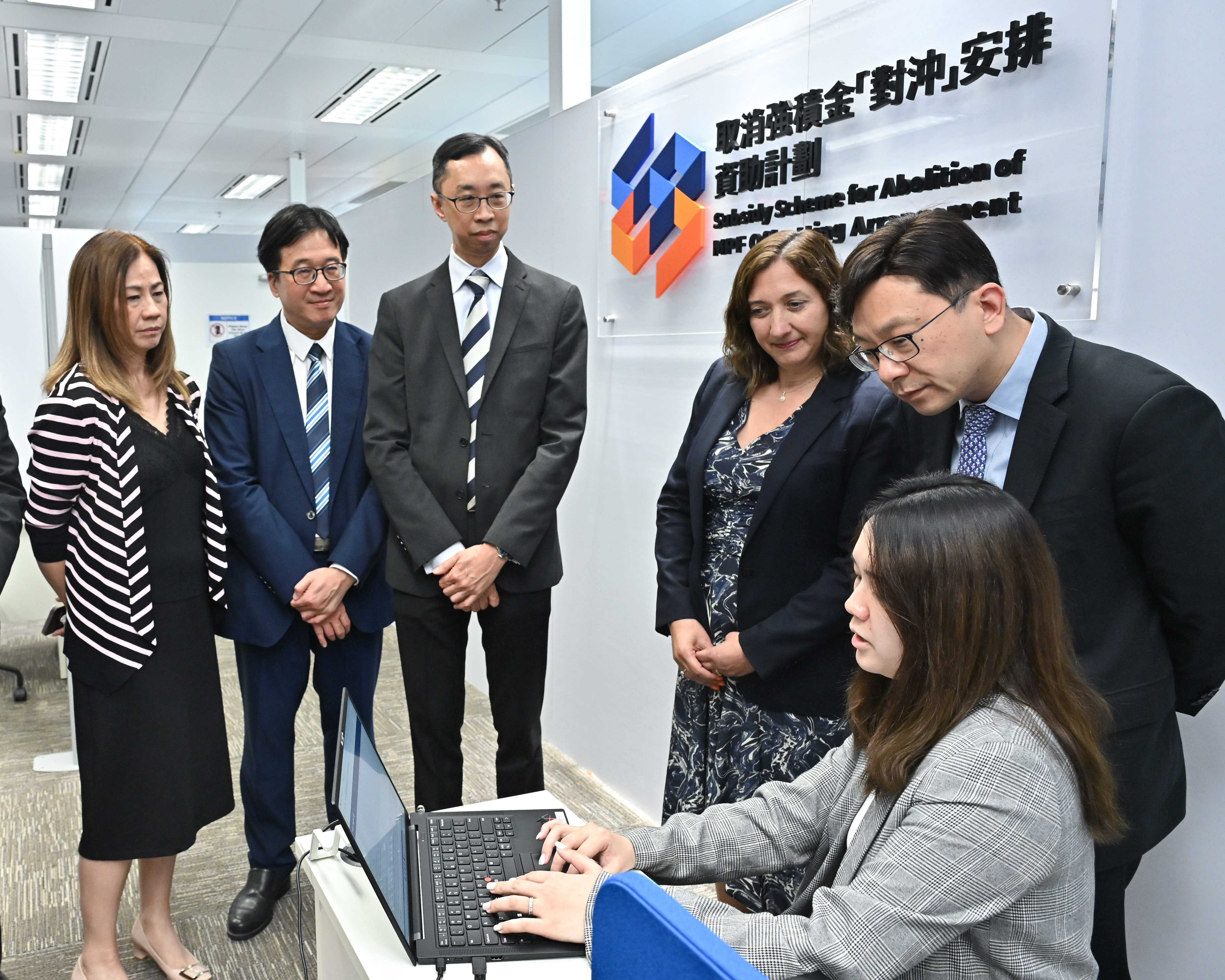 為配合實施取消強積金「對沖」安排,勞工處推出為期25年的「取消強積金『對沖』安排資助計劃」,分擔僱主在實施取消「對沖」後的遣散費/長服金支出